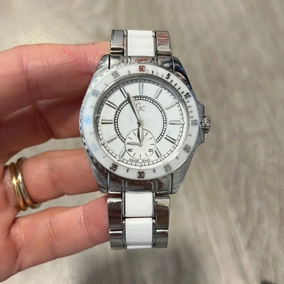 Guess - Picture 1 of 6